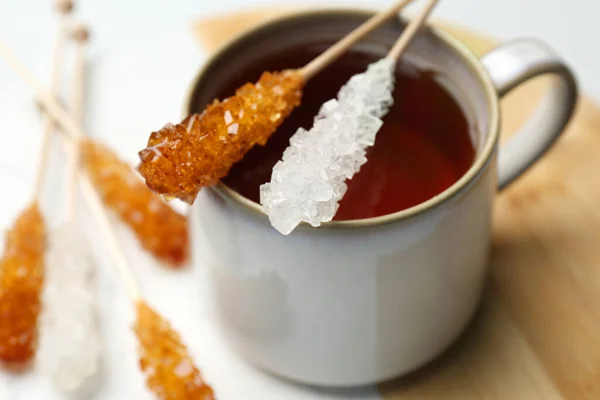 Sticks Κρύσταλλα Ζάχαρης Και Φλιτζάνι Τσάι Στο Τραπέζι Closeup — Φωτογραφία Αρχείου