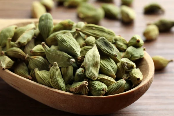 Spoon Dry Cardamom Pods Wooden Table Closeup — 스톡 사진