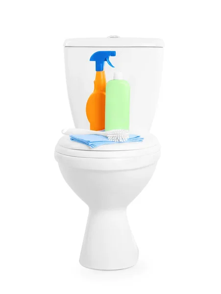 Verschillende Schoonmaakmiddelen Toiletpot Tegen Witte Achtergrond — Stockfoto