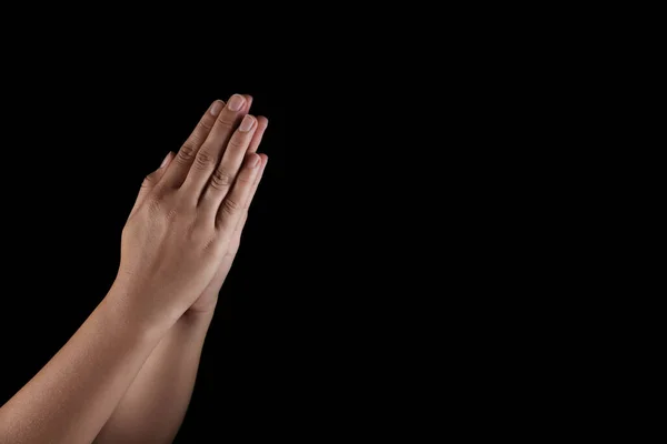 女性の手を保持しながら 黒の背景に クローズアップ祈りを閉じました テキストのスペース — ストック写真