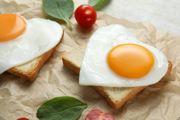 Huevos Fritos Forma Corazón Con Tostadas Espinacas Tomates Sobre Mesa — Foto de Stock