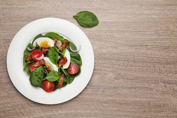 Köstlicher Salat Mit Gekochtem Speck Und Gemüse Auf Holztisch Flach — Stockfoto