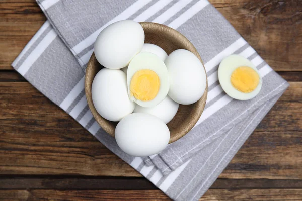 Schüssel Mit Hartgekochten Eiern Und Küchentuch Auf Holztisch Von Oben — Stockfoto