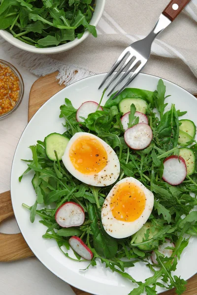 Köstlicher Salat Mit Gekochtem Gemüse Und Rucola Auf Weißem Holztisch — Stockfoto