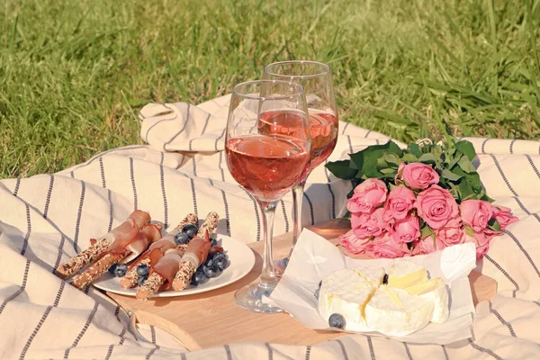 Glasses Delicious Rose Wine Flowers Food Picnic Blanket Outdoors — Φωτογραφία Αρχείου