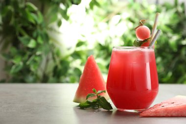 Gri masada nefis taze karpuz içeceği. Metin için boşluk