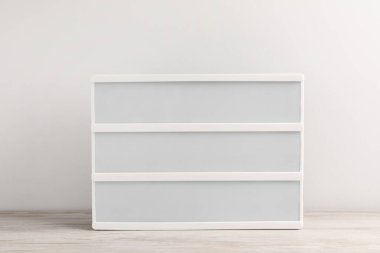 Tahta üzerinde boş bir harf tahtası. Tasarım için model