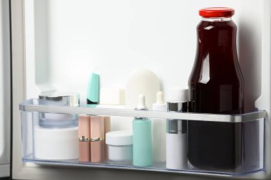 Buzdolabında farklı kozmetik ürünleri var.