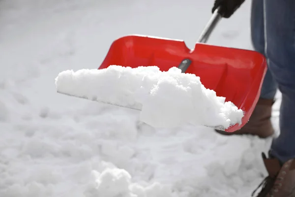 冬の日に屋外で雪を掘り起こす人 クローズアップ — ストック写真
