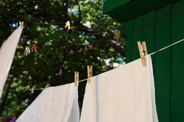 きれいな洗濯と屋外の衣類と洗濯ライン — ストック写真