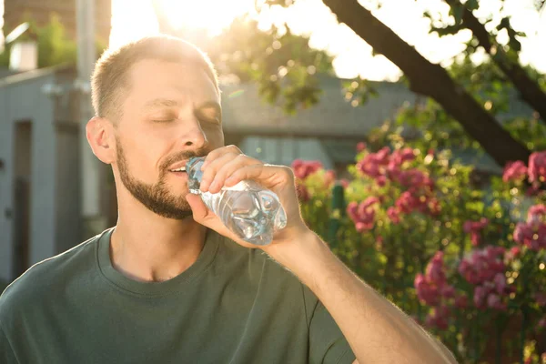 Man Drinking Water Outdoors Hot Summer Day Refreshing Drink — 图库照片