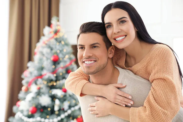 クリスマスツリーの近くの幸せなカップル ホーム — ストック写真