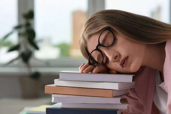 Beyaz Masada Kitapların Yanında Uyuyan Genç Yorgun Kadın Yakın Plan — Stok fotoğraf