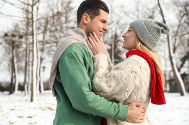 Güzel mutlu çift kış günü dışarıda