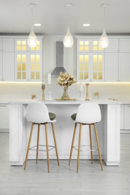 Lüks mutfak, yeni moda mobilyalarla donatılmış.