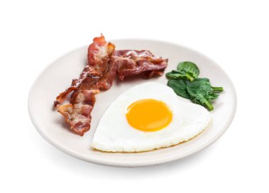 Kızarmış pastırmalı romantik kahvaltı ve beyaz üzerine izole edilmiş kalp şeklinde yumurta. Sevgililer Günü kutlaması