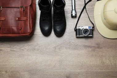 Düz kompozisyon ve ahşap arka planda farklı safari aksesuarları. Metin için boşluk