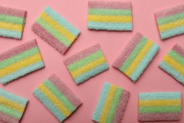 Pembe arka planda leziz jelibonlar, düz yatış.