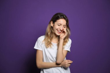 Neşeli genç bayan menekşe arka planda gülüyor