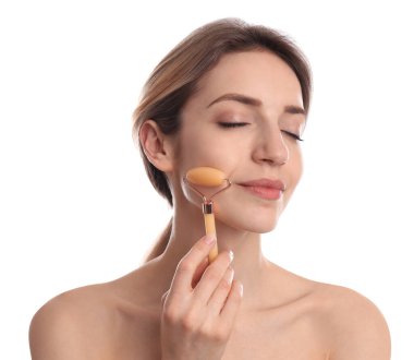 Beyaz arka planda doğal yeşim taşı kullanan genç bir kadın.