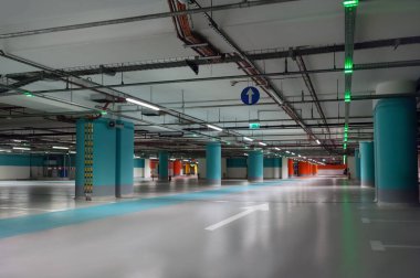 Aydınlatma ve sütunları olan boş bir otopark