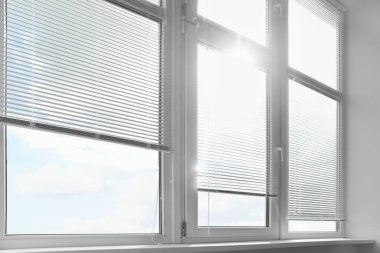 Odada yatay panjurları olan şık bir pencere