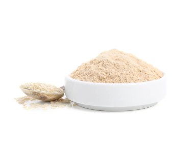 Seramik kasede susam unu ve beyaz üzerine izole edilmiş tohumlar.