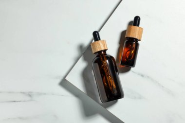 Cam şişeler beyaz mermer masa üzerinde, düz yatıyordu.