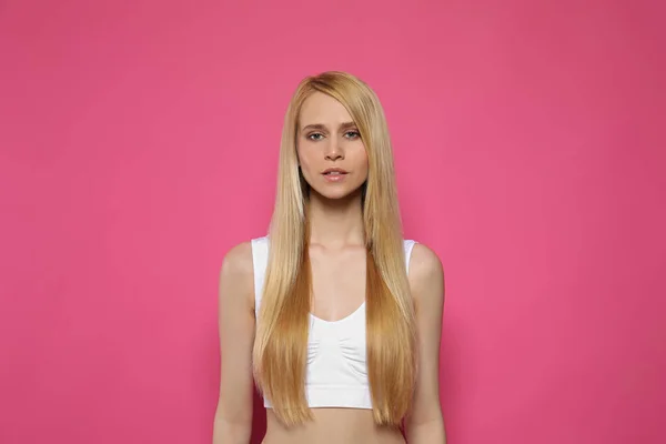 Красивая Молодая Женщина Длинными Прямыми Волосами Розовом Фоне — стоковое фото