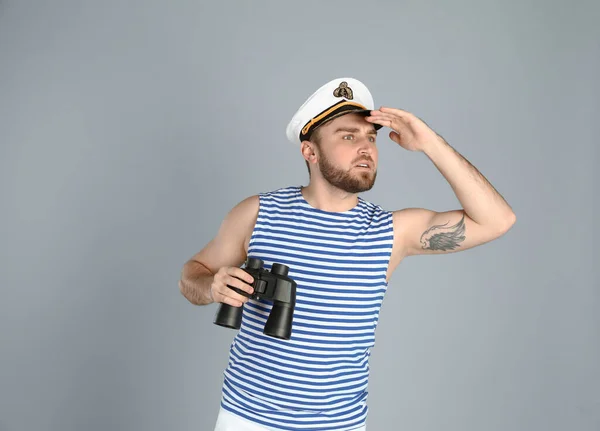 Моряк Биноклем Светло Сером Фоне — стоковое фото