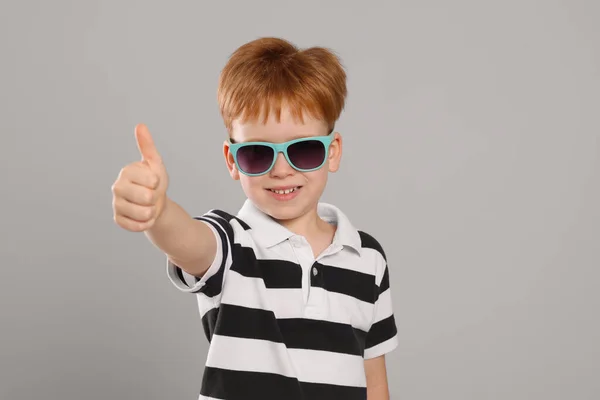 Menino Bonito Com Óculos Sol Fundo Cinza Claro — Fotografia de Stock