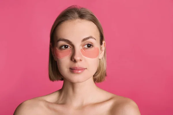 Gyönyörű Fiatal Alatt Szem Foltok Rózsaszín Háttér — Stock Fotó