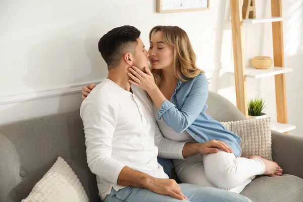 Schönes Paar Genießt Die Gemeinsame Zeit Hause — Stockfoto