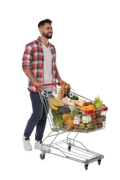 Glücklicher Mann Mit Einkaufswagen Voller Lebensmittel Auf Weißem Hintergrund — Stockfoto