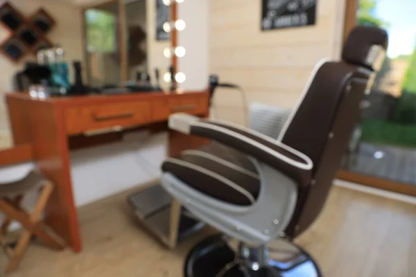Niewyraźny Widok Stylowego Miejsca Pracy Fryzjera Profesjonalnym Fotelem Salonie Fryzjerskim — Zdjęcie stockowe