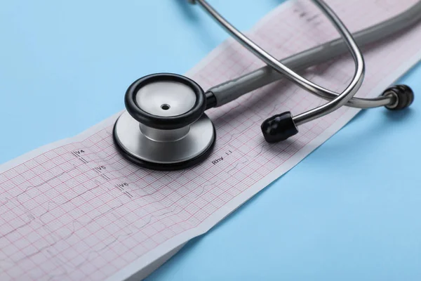 Stetoskooppi Kardiogrammipaperi Vaaleansinisellä Pohjalla Lähikuva — kuvapankkivalokuva