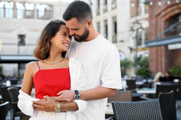 Feliz Pareja Joven Abrazándose Calle Ciudad — Foto de Stock