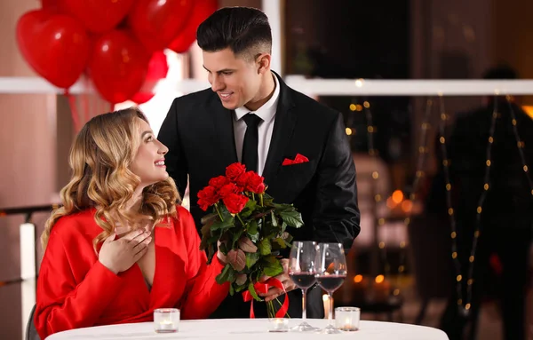 Homem Apresentando Rosas Para Sua Amada Mulher Restaurante Jantar Dia — Fotografia de Stock
