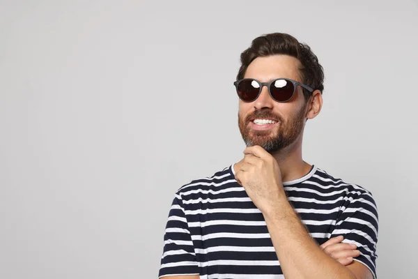 Retrato Hombre Barbudo Sonriente Con Elegantes Gafas Sol Sobre Fondo — Foto de Stock