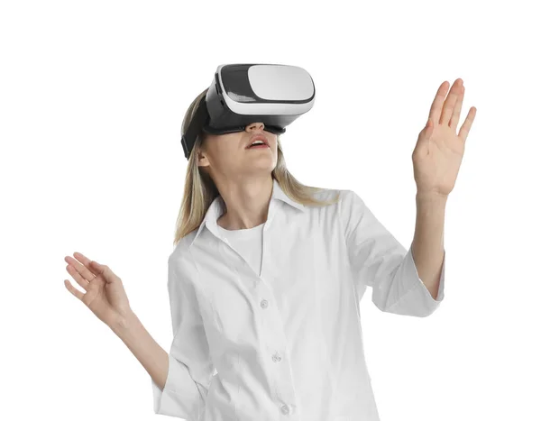 Jeune Femme Utilisant Casque Réalité Virtuelle Sur Fond Blanc — Photo