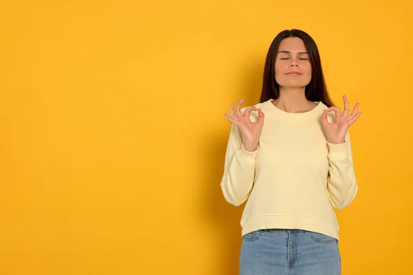 Junge Frau Meditiert Auf Orangefarbenem Hintergrund Raum Für Text Zen — Stockfoto