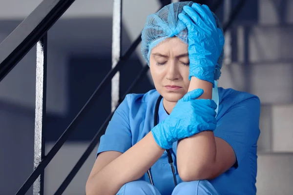 Médico Agotado Sentado Las Escaleras Hospital — Foto de Stock