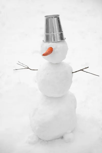 Roztomilý Sněhulák Kovovým Vědrem Mrkvovým Nosem Venku Zimní Den — Stock fotografie