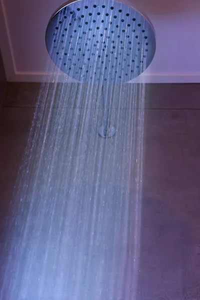 Luxus Zuhany Víz Folyik Fürdőszobában — Stock Fotó