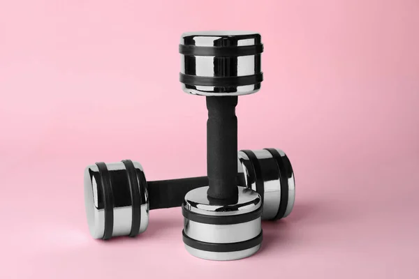 Minibellen Lichtroze Achtergrond Gewichtstrainingsapparatuur — Stockfoto