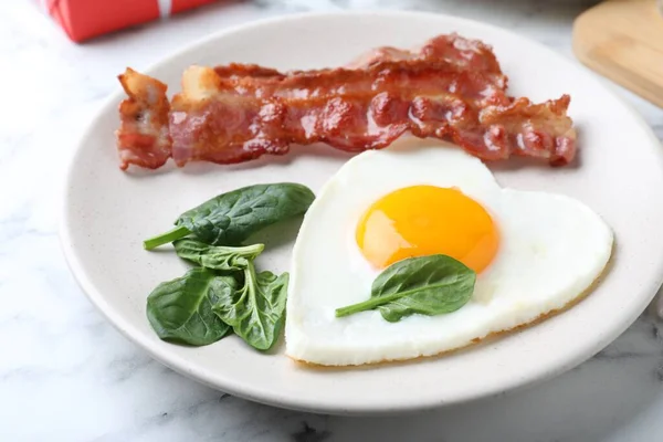 Petit Déjeuner Romantique Avec Bacon Frit Oeuf Forme Coeur Sur — Photo
