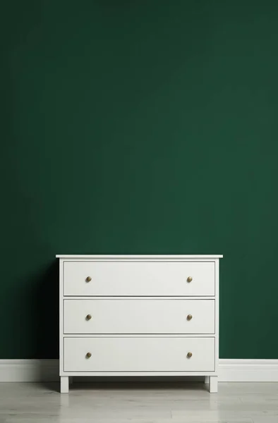 Caixa Branca Moderna Gavetas Perto Parede Verde Dentro Casa — Fotografia de Stock