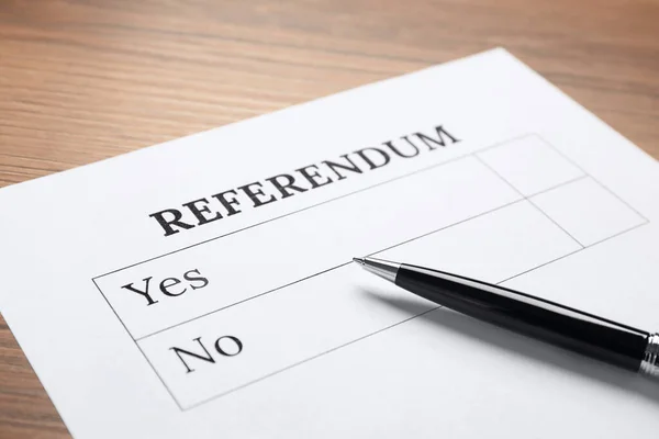 Referendum Stembiljet Met Pen Houten Tafel Close — Stockfoto