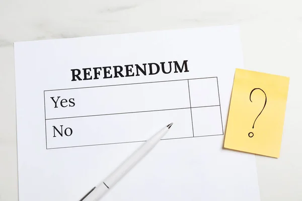 Δημοψήφισμα Στυλό Και Αυτοκόλλητη Σημείωση Ερωτηματικό Λευκό Μαρμάρινο Τραπέζι Επίπεδη — Φωτογραφία Αρχείου