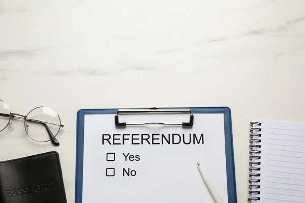 Пласка Композиція Референдумом Білому Мармуровому Столі Простір Тексту — стокове фото